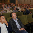 El presidente de Asaja Palencia, Honorato Meneses (I) y el presidente regional, Donaciano Dujo (D), en la asamblea general ordinaria donde se presenta la memoria de actividades del pasado año.-ICAL