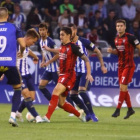 Álvaro Peña conduce el balón rodeado de contrarios.-LALIGA