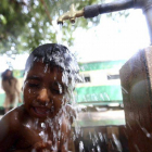 Un niño se refresca en un caluroso día en Karachi, Pakistán.-Foto: EFE / REHAN KHAN