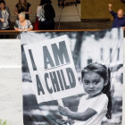 Participantes en una protesta para demandar a Trump la reunificación de las familias de inmigrantes separadas en la frontera, este jueves, en Washington.-MICHAEL REYNOLDS (EFE)