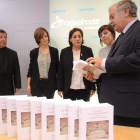 Matías Vicario, Tamara Pérez, Esther Pardiñas, María Jesús González y Luis Conde, de i. a d., ayer durante la presentación de los volúmenes.-Israel L. Murillo