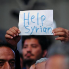 Un inmigrante sirio protesta en la estación húngara de Keleti que las autoridades del país han cerrado para impedir que más refugiados lleguen a Alemania.-AFP / ATTILA KISBENEDEK