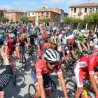 El pelotón inicia la 17ª etapa de la Vuelta a España, ayer, en Villadiego.-ICAL