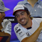 Fernando Alonso bromea con Lewis Hamilton durante la rueda de prensa previa al Gran Premio de Bélgica, este jueves.-AFP / LOIC VENANCE