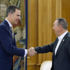 El rey Felipe VI recibe en el Palacio de la Zarzuela al portavoz de Compromís, Joan Baldoví.-efe