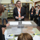 Rodrigo Ibeas acudió a votar a primera hora de la mañana en el Padre manjón.-ISRAEL L. MURILLO