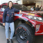 Cristina Gutiérrez posa con su Mitsubishi Eclipse Cross durante la presentación realizada en las instalaciones de Uremóvil, ayer.-RAÚL OCHOA