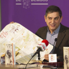 El gerente Alberto Luque, muestra el mapa que incorpora el nuevo folleto donde se dan detalles de la vida del Cid, así como de la ruta de su destierro.-I. L.M.