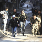 Los periodistas Bryn Karcha, de Canadá, y Toshifumi Fujimoto, de Japón, cubriendo la guerra de Siria en Alepo.-