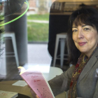 Elena Gallego sujeta ‘Haikus de amor’, que compartirá hoy con sus paisanos.-Israel L. Murillo