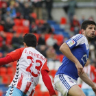 Kijera golpea un balón de cabeza ante la presión de Jonathan Pereira en el choque de ayer en el Anxo Carro-LaLiga.com