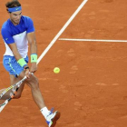 Rafael Nadal golpea la bola en la segunda ronda del torneo de tenis de Hamburgo disputado contra el checo Jiri Vesely-Foto:   EFE / DANIEL BOCKWOLDT