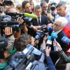 El abogado de Messi, Enrique Bacigalupo, contesta a un enjambre de periodistas a la entrada de la Audiencia de Barcelona, esta mañana-DANNY CAMINAL