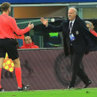 Vicente del Bosque saluda al juez de línea que le derribó durante el Italia-España del jueves pasado.-