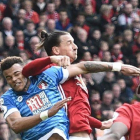 Zlatan Ibrahimovic lanza el codo contra el defensa Tyrone Mings.-REUTERS / OLI SCARFF