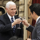 El vicepresidente de EEUU, Mike Pence, brinda con el primer ministro de Japón, Shinzo Abe, durante la cena en su visita a Tokio.-AP