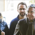 La exsecretaria del PP en el ayuntamiento de Valencia, María del Carmen García-Fuster, detenida por la 'operación Taula' en la comandancia de la Guardia Civil  junto a su abogado, José María Corbín.-MIGUEL LORENZO