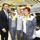 Albert Rivera durante la visita de hoy a la planta de Opel en Figueruelas (Zaragoza).-JAIME GALINDO