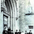 Esta fotografía es una de las que ilustran el libro y recoge la visita a la Cartuja. Aparecen García Lorca (3º i.), Domínguez Berrueta (5º i.) y Luis Mariscal (d.).-FOTÓGRAFO: ALFONSO VADILLO. ARCHIVO DE LA FUNDACIÓN FEDERICO GARCÍA LORCA