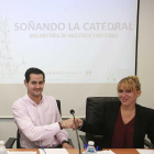 Enrique Mata y Beatriz Sanz de Acedo sellan el acuerdo.-RAÚL G. OCHOA