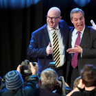 Nuttall y Farage, tras la elección del primero como líder del UKIP.-REUTERS / TOBY MELVILLE