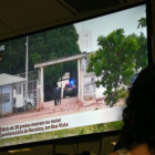 Una mujer sigue la noticia de la masacre en la prisión de Brasil a través de la televisión.-AFP / VANDERLEI ALMEIDA
