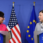 La secretaria de Comercio de EEUU, Penny Pritzker, (izquierda) y la comisaria europea de Justicia, Consumidores e Igualdad de Género, Vera Jourová, durante la presentación del acuerdo.-AFP / THIERRY CHARLIER