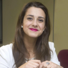 Paula Hernández Gázquez posa junto a una imagen de la portada de ‘El poder de la vida’.-Israel L. Murillo