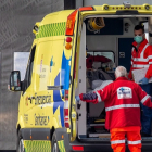 Dos sanitarios trasladan a una persona herida al Hospital Universitario de Burgos (HUBU). SANTI OTERO