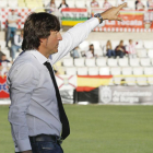 Patxi Salinas realiza indicaciones a sus jugadores durante un partido.-SANTI OTERO
