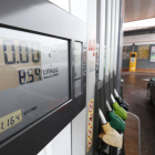 Imagen de un surtidor de gasolina de una estación de servicio.-RAÚL G. OCHOA