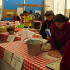 Dos vecinas del Valle procedentes de Rumanía preparan sus platos. Al fondo, un paisano de Colombia hace lo propio.-ECB