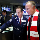 Karl-Heinz Rummenigge, junto a un agente de Bolsa en la visita del Bayern a Wall Street, este martes.-EFE / JUSTIN LANE