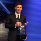 Messi, con el premio de mejor jugador de la UEFA.-Foto: IGNASI PAREDES