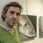 Íñigo M. Araújo, junto a un par de obras hiperrealistas, ‘Mar’ y ‘Tierra’, de la heterogénea colección.-Santi Otero