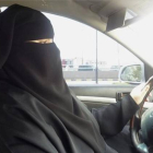 Una mujer saudí, conduciendo un coche en Riad durante el 2011, un acto prohibido.-Foto: REUTERS