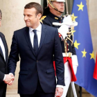 Saludo entre François Hollande y Emmanuel Macron.-REUTERS / GONZALO FUENTES