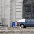 Un grupo de guardias civiles de los que han realizado preparativos esta mañana en la basílica del Valle de los Caídos, habla a la puerta de la basílica de la Santa Cruz junto a un coche de operarios de Patrimonio Nacional.-JOSÉ LUIS ROCA