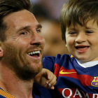 Messi, con su hijo Thiago, en la celebración de un título del Barça.-AP / FRANCISCO SECO