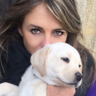 Liz Hurley con su labrador, Hector.-INSTAGRAM