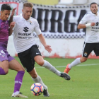 Los centrocampistas Maikel Mesa (Mirandés) y Fito Miranda (Burgos CF) pugnan por un balón en el choque de ayer en El Plantío-Israel L. Murillo