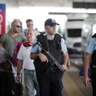 Policías patrullando fuera del aeropuerto de Ataturk.-AP / LEFTERIS PITARAKIS