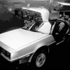 El fabricante de automóviles estadounidense Maverick John Delorean, al volante del DeLorean, en 1982.-AP