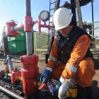 Un operario de LGO trabaja en los yacimientos para garantizar la seguridad en los pozos petrolíferos.-ISRAEL L. MURILLO