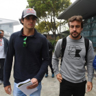 Fernando Alonso, en compañía de Carlos Sainz, por los exteriores del circuito de Shangai.-GREG BAKER / AFP