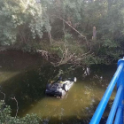 El vehículo quedó volcado en el río. HELICÓPTERO MÉDICO DE BURGOS