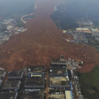 Una vista aérea muestra la gigante lengua de tierra que enguyó decenas de edificios tras el alud ocurrido este domingo en la ciudad de Shenzhen.-EFE