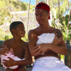 Cristiano Ronaldo sostiene en los brazos al mellizo Mateo mientras sonríe al primogénito, abrazado a Eva.-