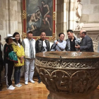Los empresarios asiáticos visitaron la iglesia junto al párroco.-L. V.
