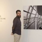 Javier Bravo, ayer tras la presentación de la exposición, posa con una de las imágenes, del famoso Reichstag de Berlín.-ISRAEL L. MURILLO